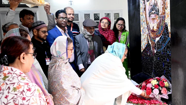 বঙ্গবন্ধুর প্রতিকৃতি শ্রদ্ধা জানান শেখ হাসিনা। ছবি: প্রধানমন্ত্রীর প্রেস উইং