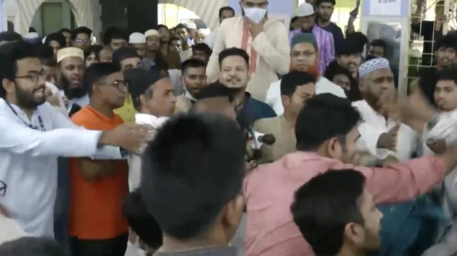 সাংবাদিকদের ওপর হামলা। ছবি: সংগৃহীত