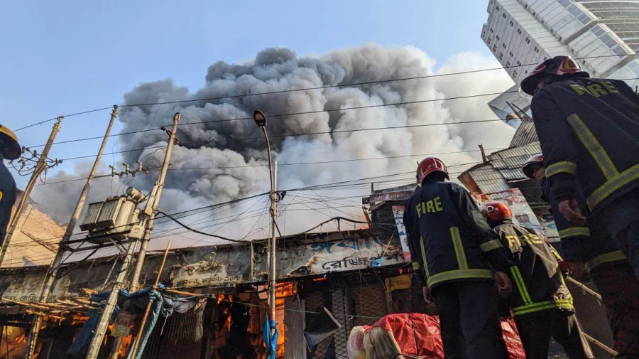 বঙ্গবাজারে আগুনে ৩ ফায়ার ফাইটার আহত