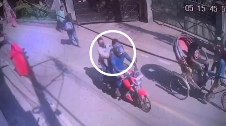 ঢাকার আদালত চত্ত্বর থেকে দুই জঙ্গি ছিনতাই। ছবি: সংগৃহীত