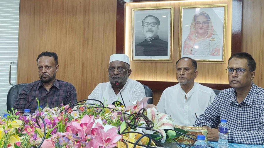 পেট্রোল পাম্পে জ্বালানি তেল সরবরাহ বন্ধ করে ব্যবসায়ীদের ধর্মঘটের বিষয়ে এক সংবাদ সম্মেলন। ছবি: ইত্তেফাক